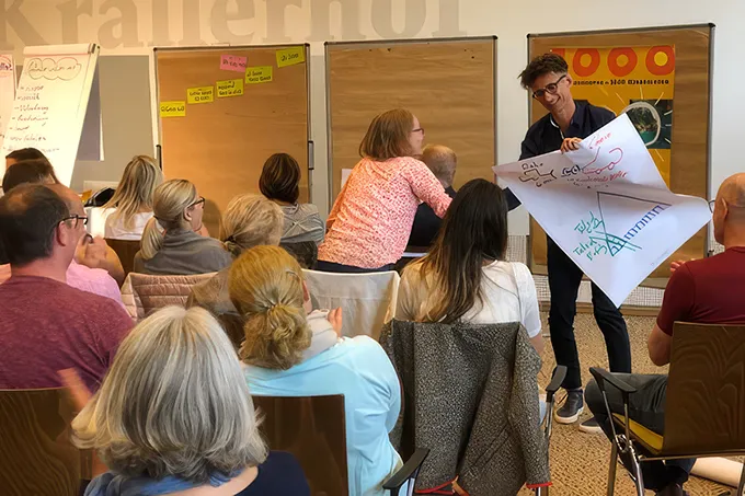 Robert Stark spendet Flipchart-Blätter für den guten Zweck