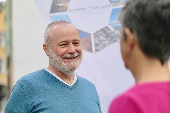 Cyrill Argast im Gespräch mit einem Seminarteilnehmer