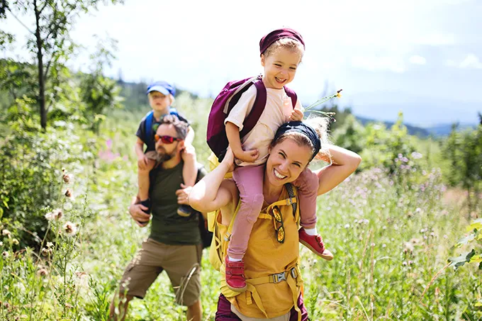Junge Familie beim Wandern