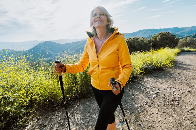 Frau mit Wanderstöcken in der Natur